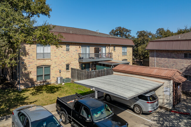 Wood Condominiums in San Antonio, TX - Building Photo - Building Photo