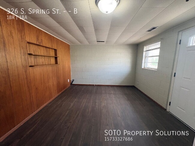 326 S Spring St in Perryville, MO - Foto de edificio - Building Photo