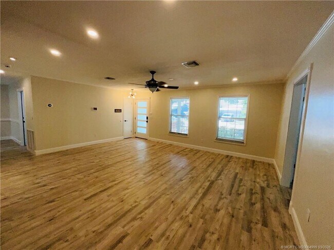 2061 NE Hoya Calle in Jensen Beach, FL - Building Photo - Building Photo