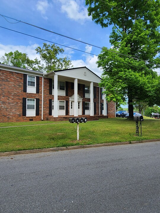 408 Guille St in Athens, TN - Building Photo