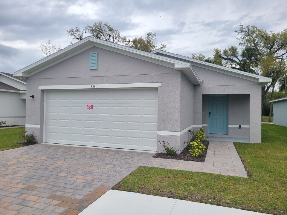 866 Friendship Cir in La Belle, FL - Building Photo