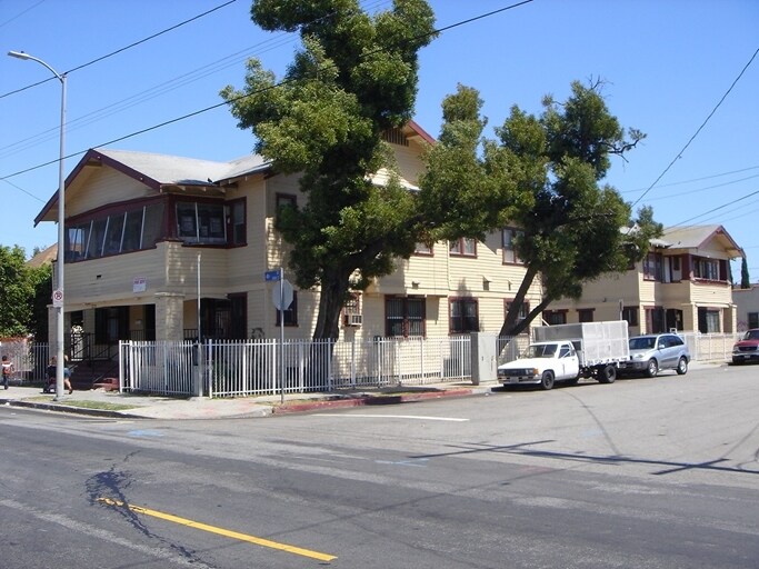 4106 Naomi Ave (1220 E 41st) in Los Angeles, CA - Foto de edificio