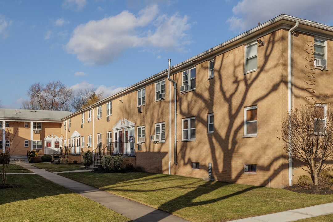 Bridgebrooke Condominiums in Belleville, NJ - Building Photo