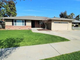 464 E Magill Ave in Fresno, CA - Building Photo
