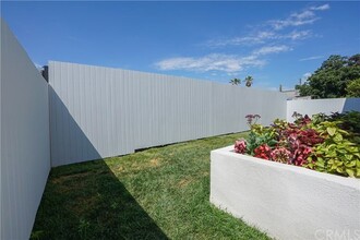 1231 E 45th St in Los Angeles, CA - Foto de edificio - Building Photo