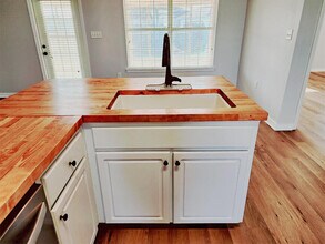 9848 Parker Lake Cir in Navarre, FL - Building Photo - Building Photo
