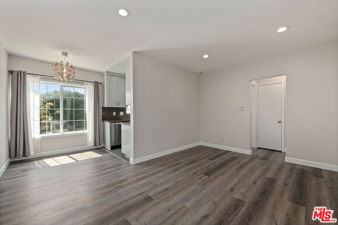 1330 S Barrington Ave in Los Angeles, CA - Building Photo
