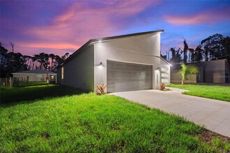 2214 Grandview Dr in North Port, FL - Foto de edificio - Building Photo