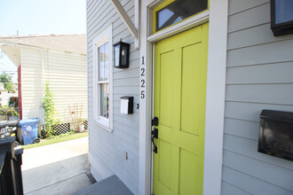 1225 Clouet St in New Orleans, LA - Foto de edificio - Building Photo