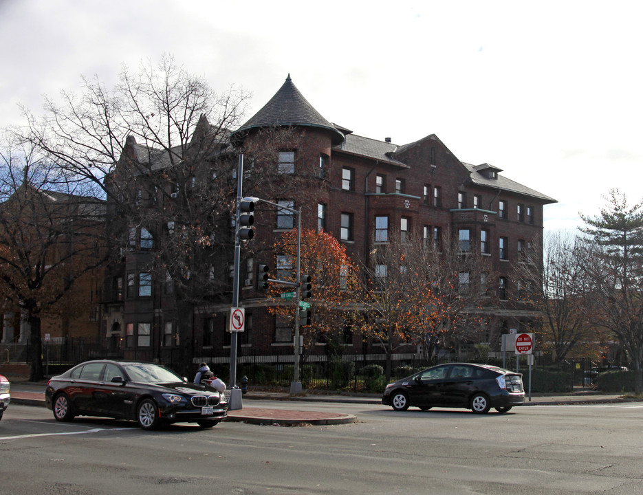 Augusta Apartment House in Washington, DC - Building Photo