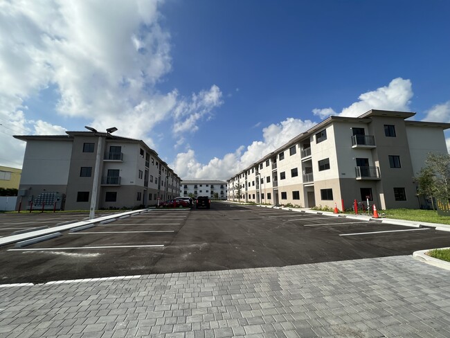 Amelia Lofts in Hialeah, FL - Foto de edificio - Building Photo