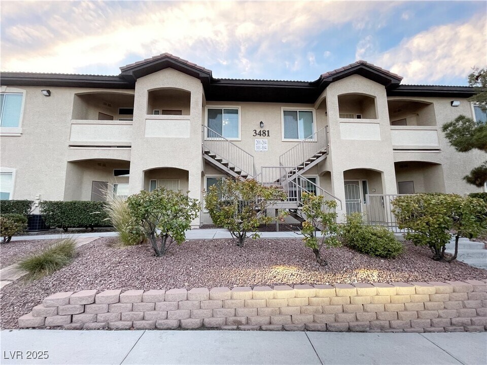 3481 Desert Cliff St in Las Vegas, NV - Foto de edificio