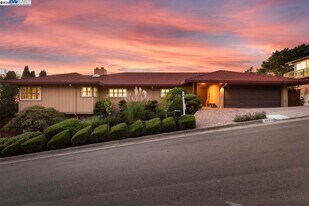 10336 Greenview Dr in Oakland, CA - Building Photo