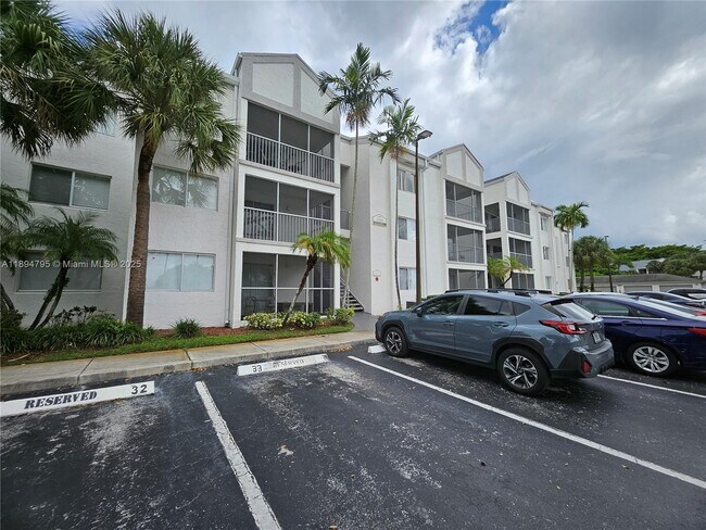 5686 Rock Island Rd in Tamarac, FL - Foto de edificio - Building Photo
