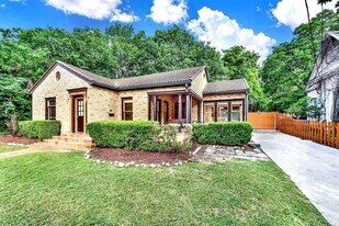 608 W Hopkins St in San Marcos, TX - Building Photo