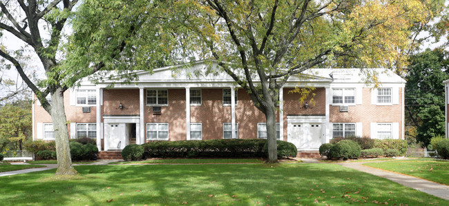 Brownstone and Main Union Apartments in Little Falls, NJ - Foto de edificio - Building Photo