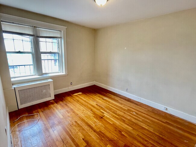 2009 Commonwealth Ave in Boston, MA - Building Photo - Building Photo