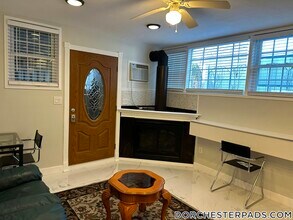 235 Savin Hill Ave, Unit B in Boston, MA - Foto de edificio - Building Photo