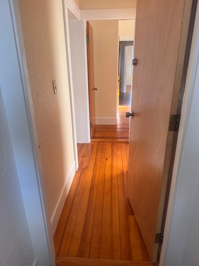 197 Sheridan Ave, Unit Third Floor