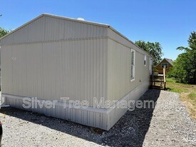 266 Lark Meadow Dr in Bridgeport, TX - Building Photo