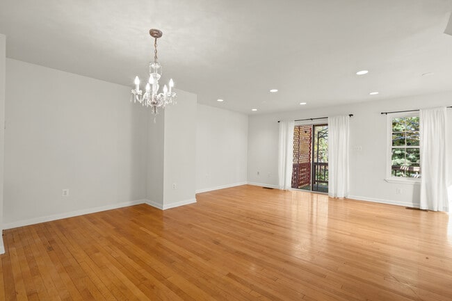 7417 Wilma Ln in Lorton, VA - Foto de edificio - Building Photo