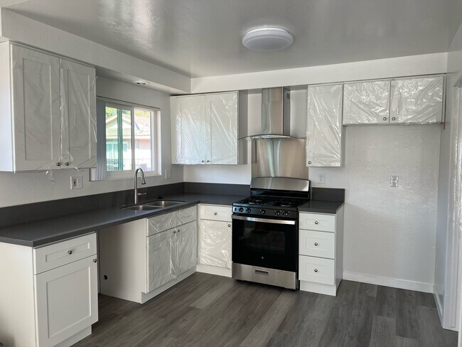 405 W Stevens Ave in Santa Ana, CA - Foto de edificio - Building Photo