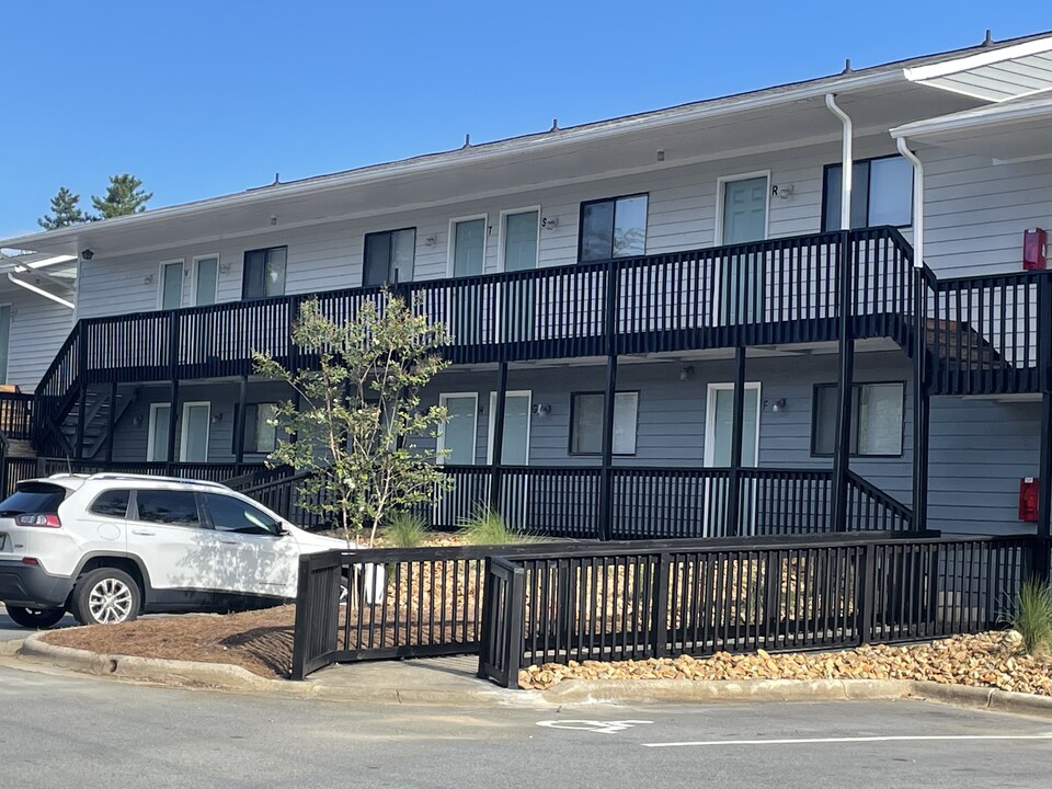 Pepper Tree Apartments in Greensboro, NC - Foto de edificio