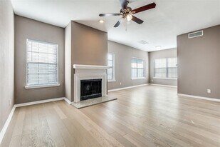 8750 Park Ln, Unit 147 in Dallas, TX - Building Photo