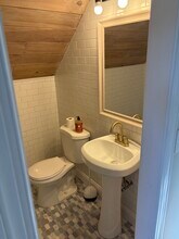 11 Post Rd, Unit 11a in North Hampton, NH - Building Photo - Building Photo