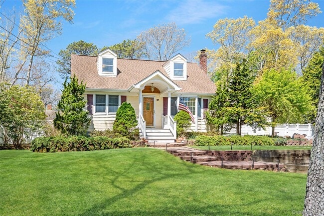 27 Summit Blvd in Westhampton, NY - Building Photo - Building Photo