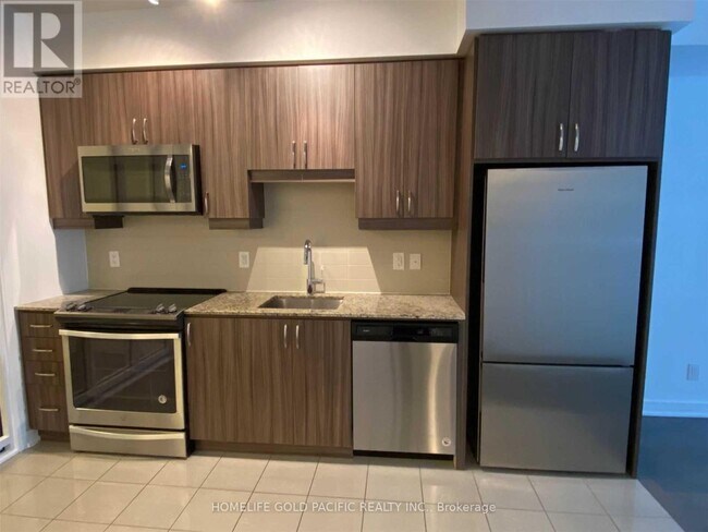 9205 Yonge St in Richmond Hill, ON - Building Photo - Building Photo