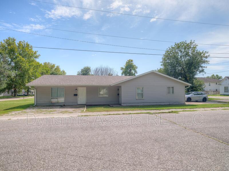 1902 John F Kennedy St in Pittsburg, KS - Foto de edificio