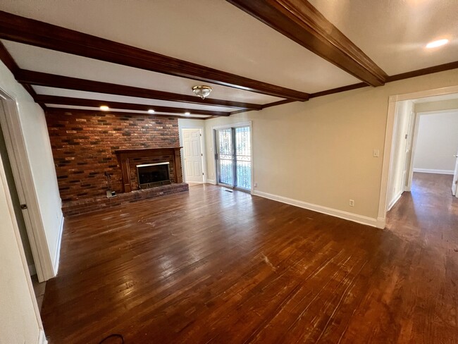 1247 Elvis Presley Dr in Tupelo, MS - Building Photo - Building Photo