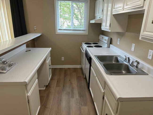 property at 2500 Redwood Ct