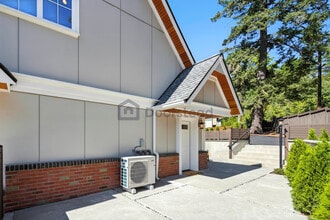20034 80th Ave NE in Kenmore, WA - Foto de edificio - Building Photo