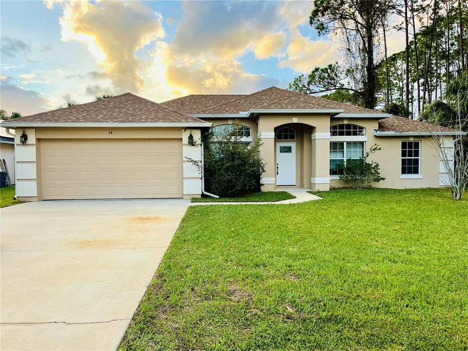 34 Pine Tree Dr in Palm Coast, FL - Building Photo