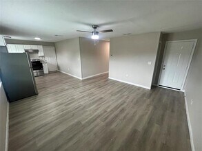 2706 Gross Rd in Dallas, TX - Building Photo - Building Photo