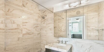 522 W 37th St, Unit 20F in New York, NY - Foto de edificio - Building Photo