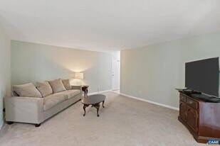 545 Burgoyne Rd in Charlottesville, VA - Building Photo