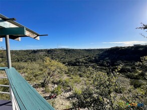 410 Osage Dr in Canyon Lake, TX - Foto de edificio - Building Photo