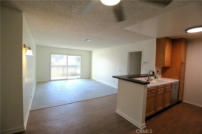 23515 Lyons Ave, Unit 201 in Santa Clarita, CA - Foto de edificio - Building Photo