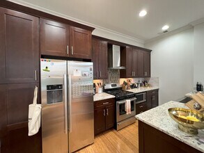 1002 W Van Buren St in Chicago, IL - Building Photo - Building Photo