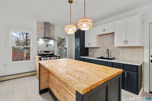 23 N Beacon St in Waterbury, CT - Building Photo