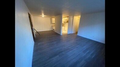 Delview Apartments in Seattle, WA - Building Photo - Interior Photo