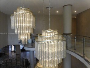 5401 Collins Ave, Unit 526 in Miami Beach, FL - Foto de edificio - Building Photo