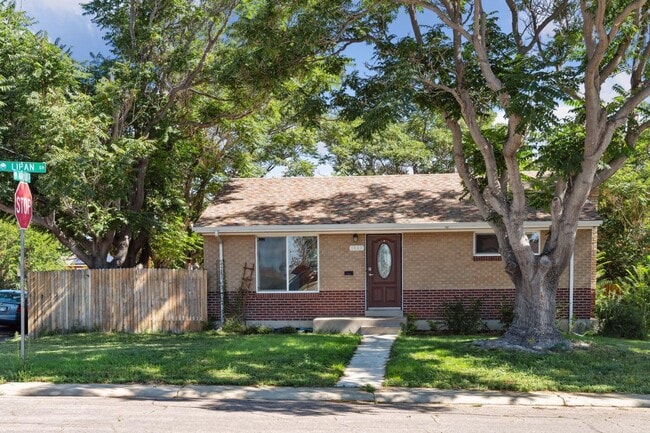 property at 1423 Lipan Dr