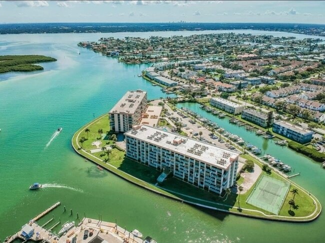 1 Key Capri, Unit 605 in Treasure Island, FL - Foto de edificio - Building Photo
