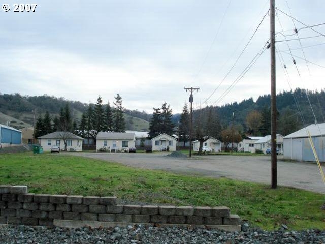 1308 N Old Pacific Hwy in Myrtle Creek, OR - Building Photo