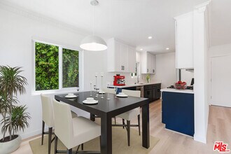 527 S Barrington Ave in Los Angeles, CA - Building Photo - Building Photo