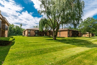 Eastwood Village Apartments in Clinton Township, MI - Foto de edificio - Building Photo
